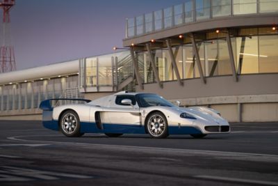 maserati-mc12-stradale-side-view-building-white-desktop