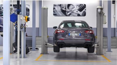 summer-maintenance-service-2025-gray-car-officine-desktop