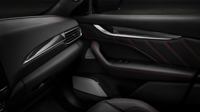 Maserati - Détail porte intérieur - Haut-parler système Bowers & Wilkins audio - Nero