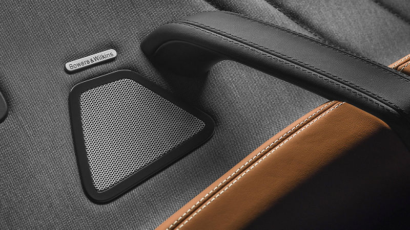 Maserati - Détail porte intérieur - Haut-parler système Bowers & Wilkins audio - Grigio et marrone