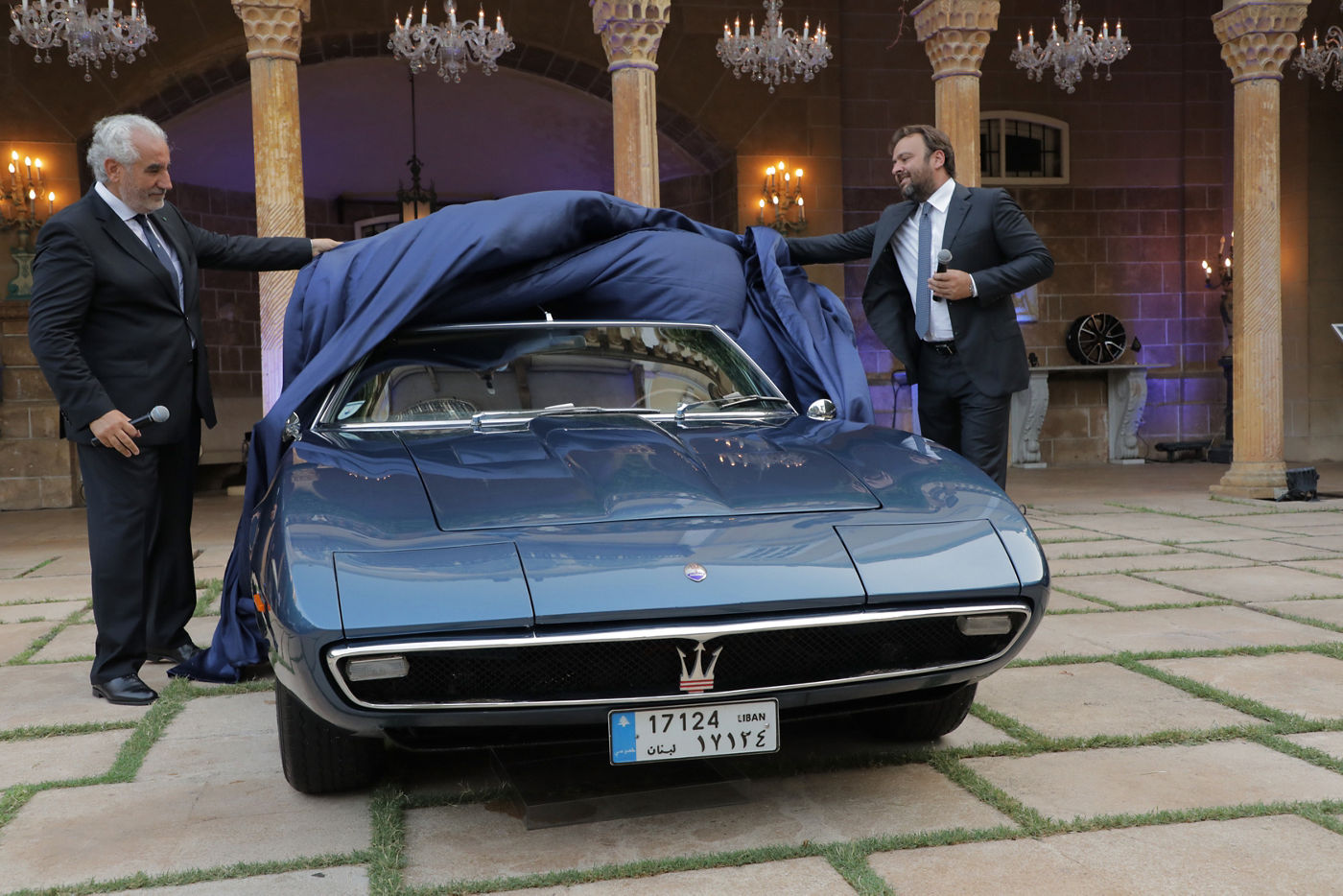 Nabil Bazerji, MD Bazerji & Fils, Umberto Cini, GM Maserati EMEA enthüllen den ersten verkauften Maserati, einen 1968 Ghibli