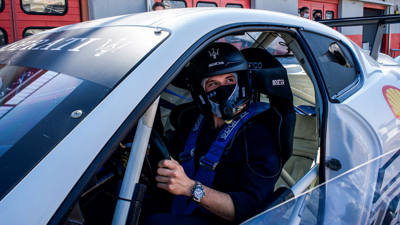 Konstantin Krayer sitzt am Steuer eines Maserati GranTurismo GT4