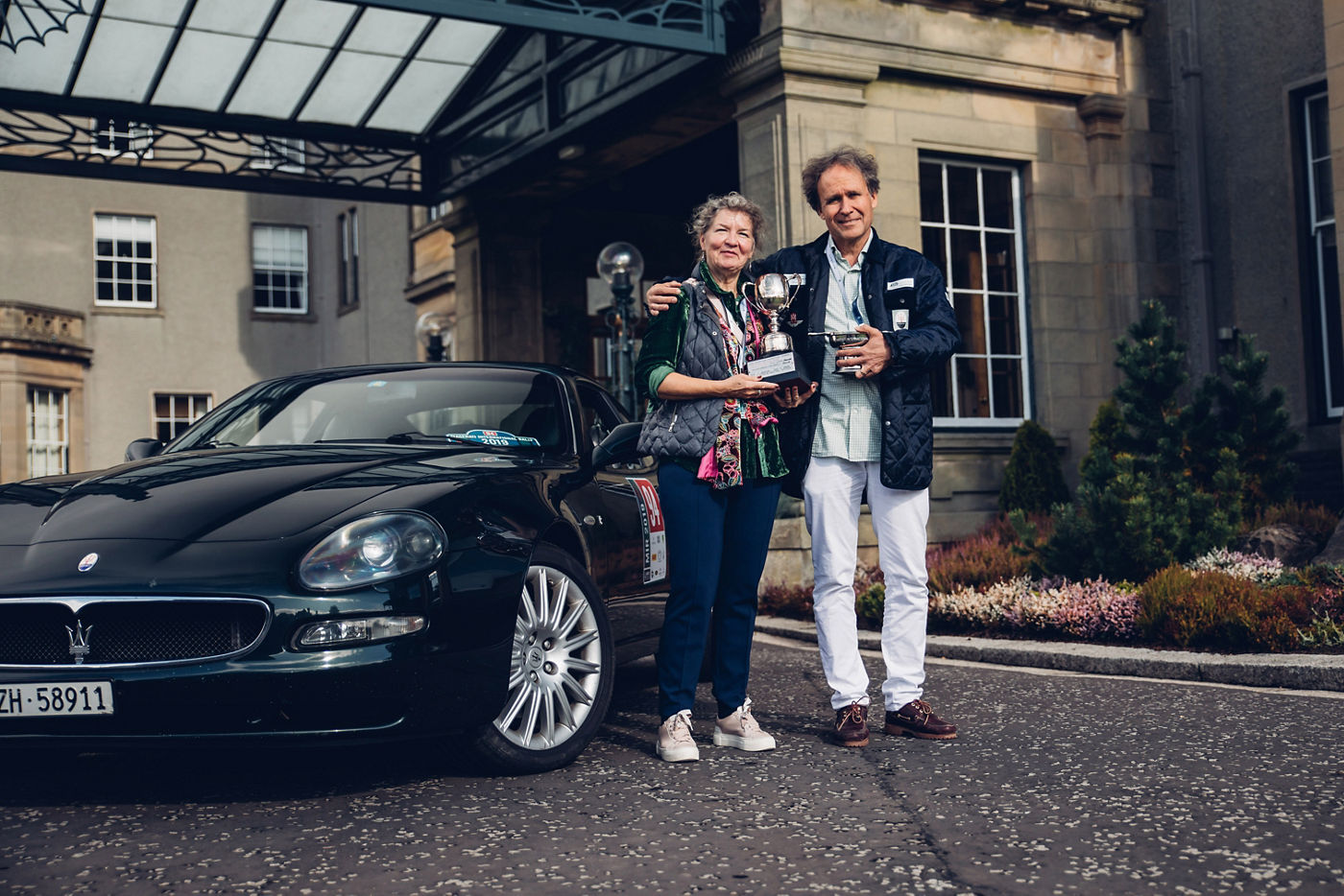 Trofeo Peter Martin a los ganadores Armin y Beatriz Streuli con su maserati coupé