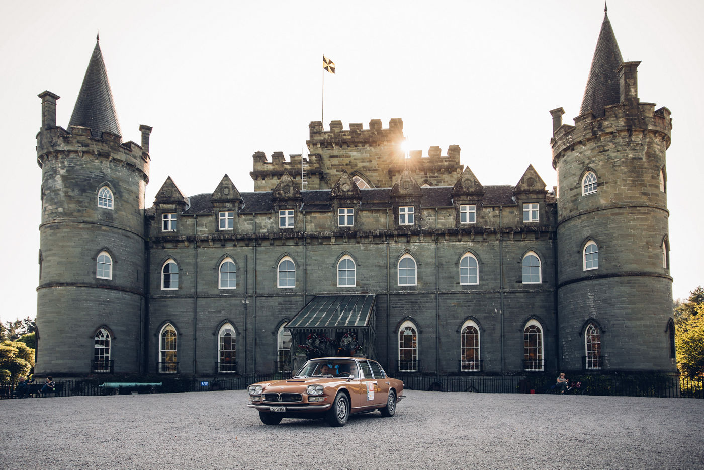 Castillo de Inveraray en Escocia detrás de un vehículo Maserati