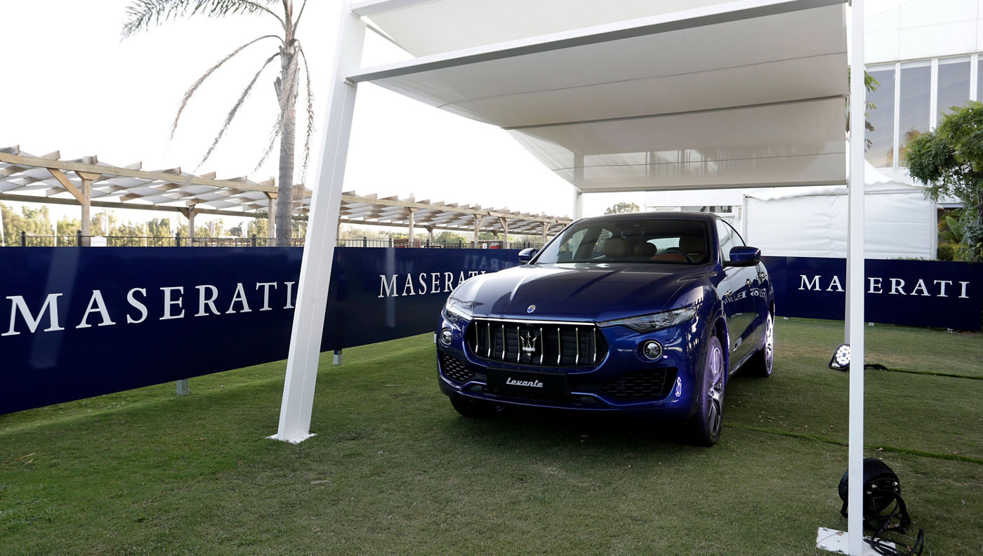 Maserati Levante debajo de una glorieta