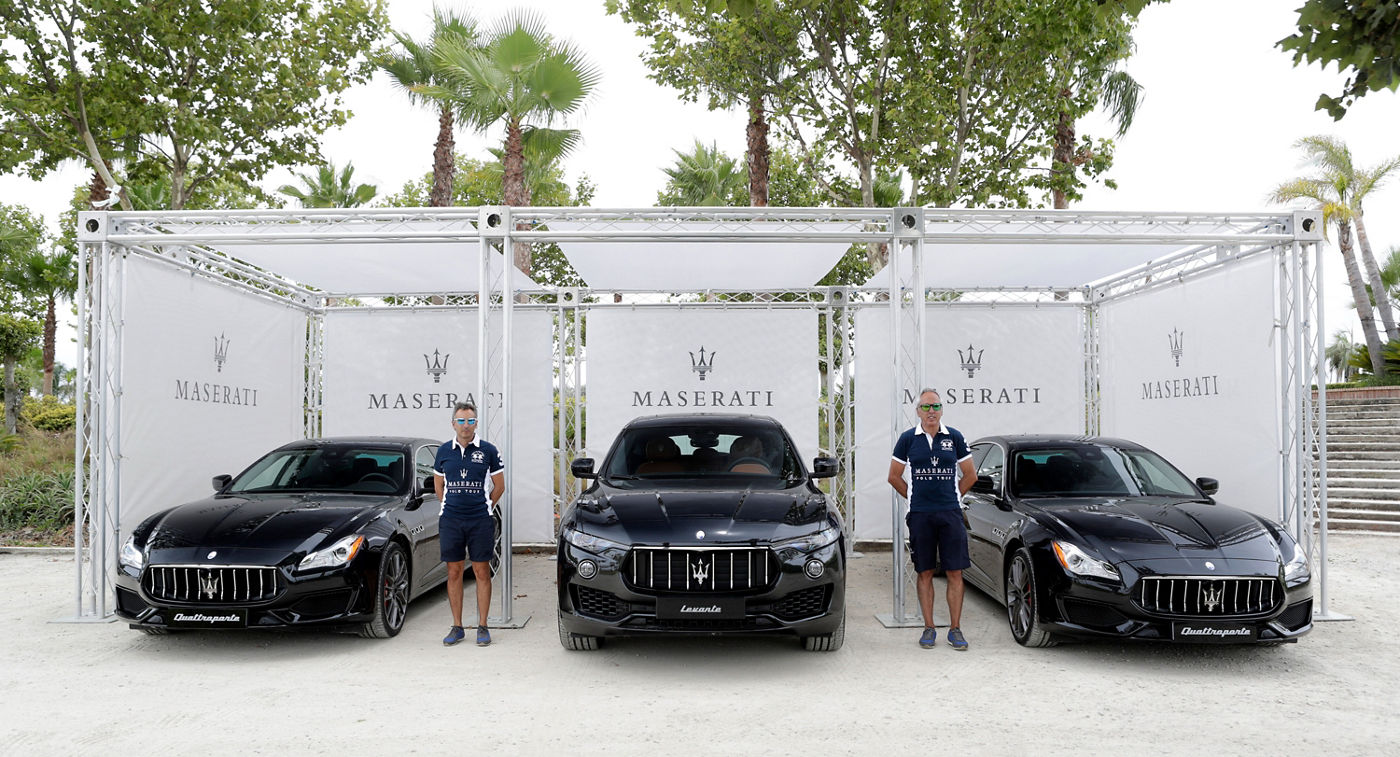Dos Maserati Quattroporte y un Maserati Levante debado de tres glorietas
