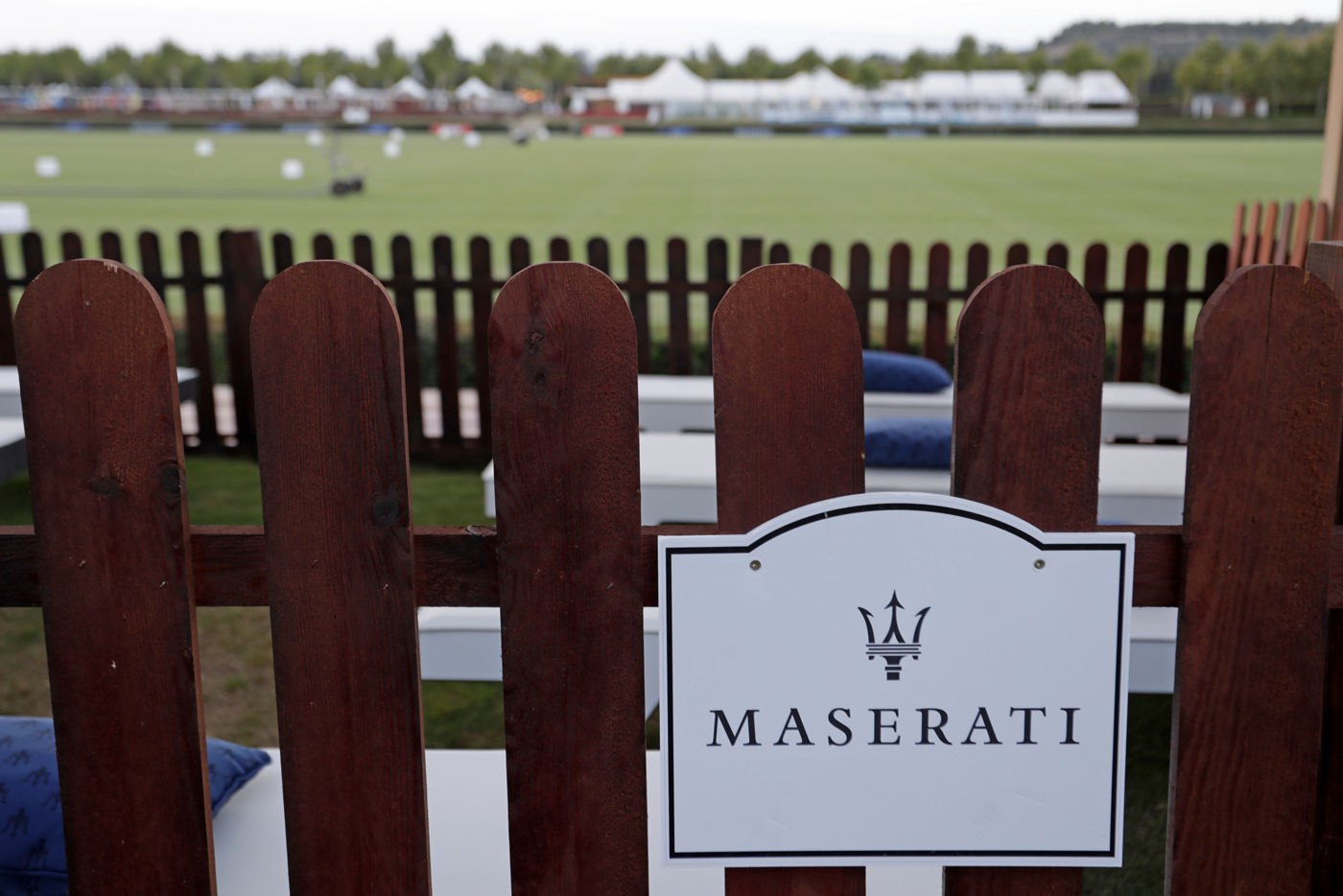 Cartel Maserati cerca del campo de polo del Santa Maria Polo Club