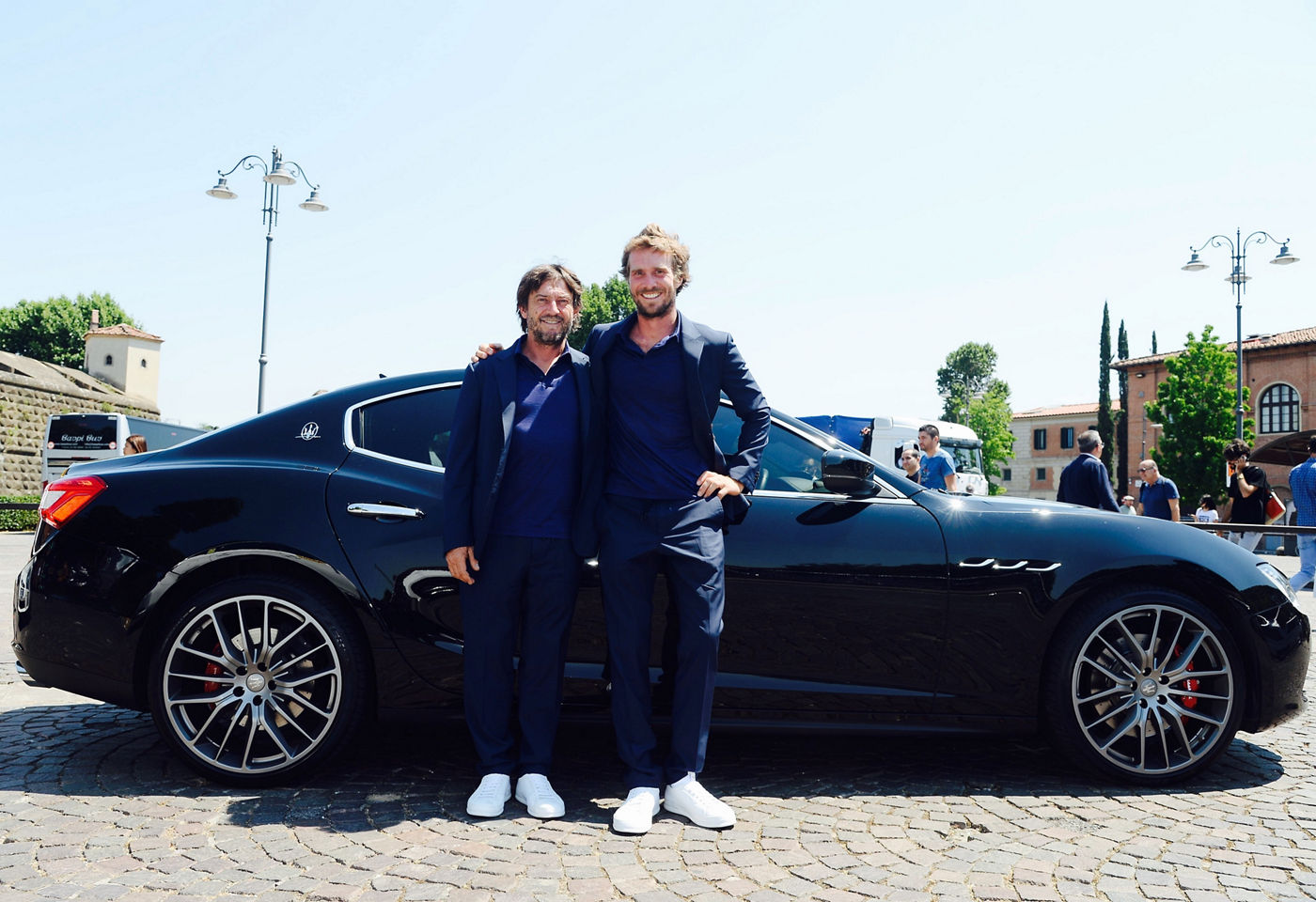 Giovanni Soldini y Vittorio Bissaro cerca de un Maserati Ghibli