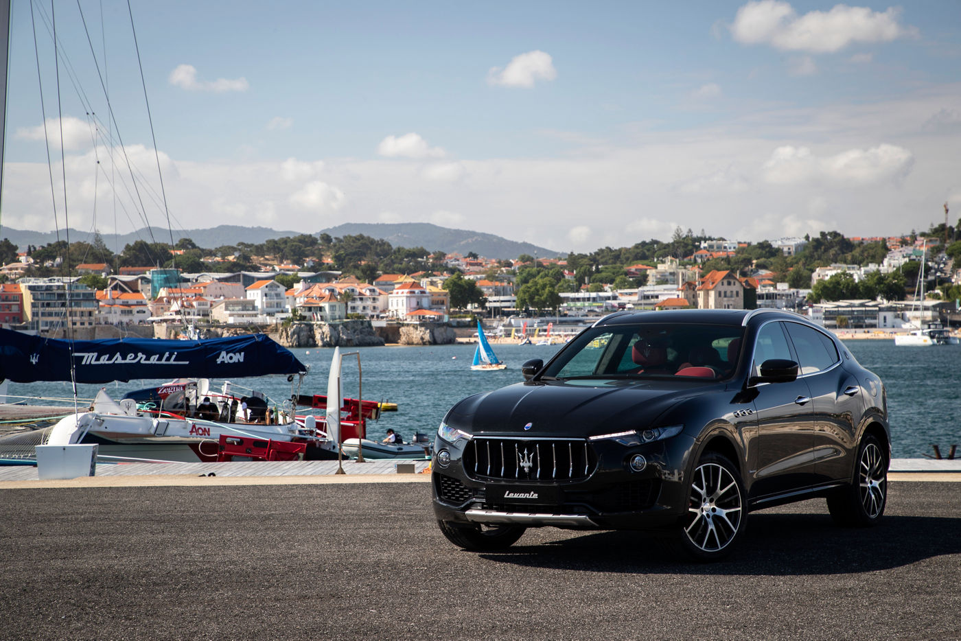 Maserati Levante en el puerto de Cascais