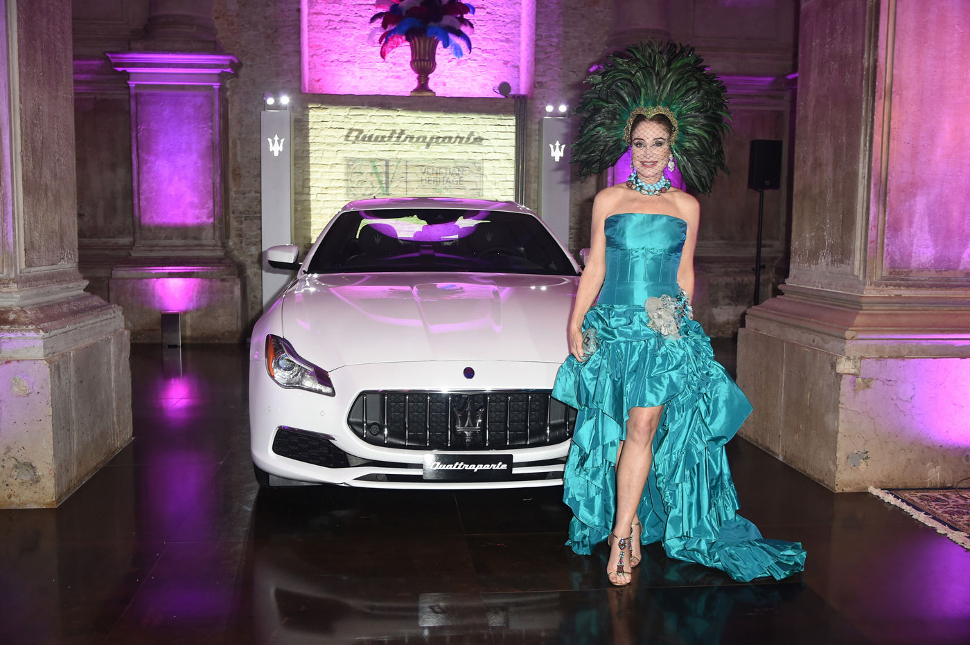 Becca Cason Thrash con vestido largo delante de Maserati Quattroporte GranLusso