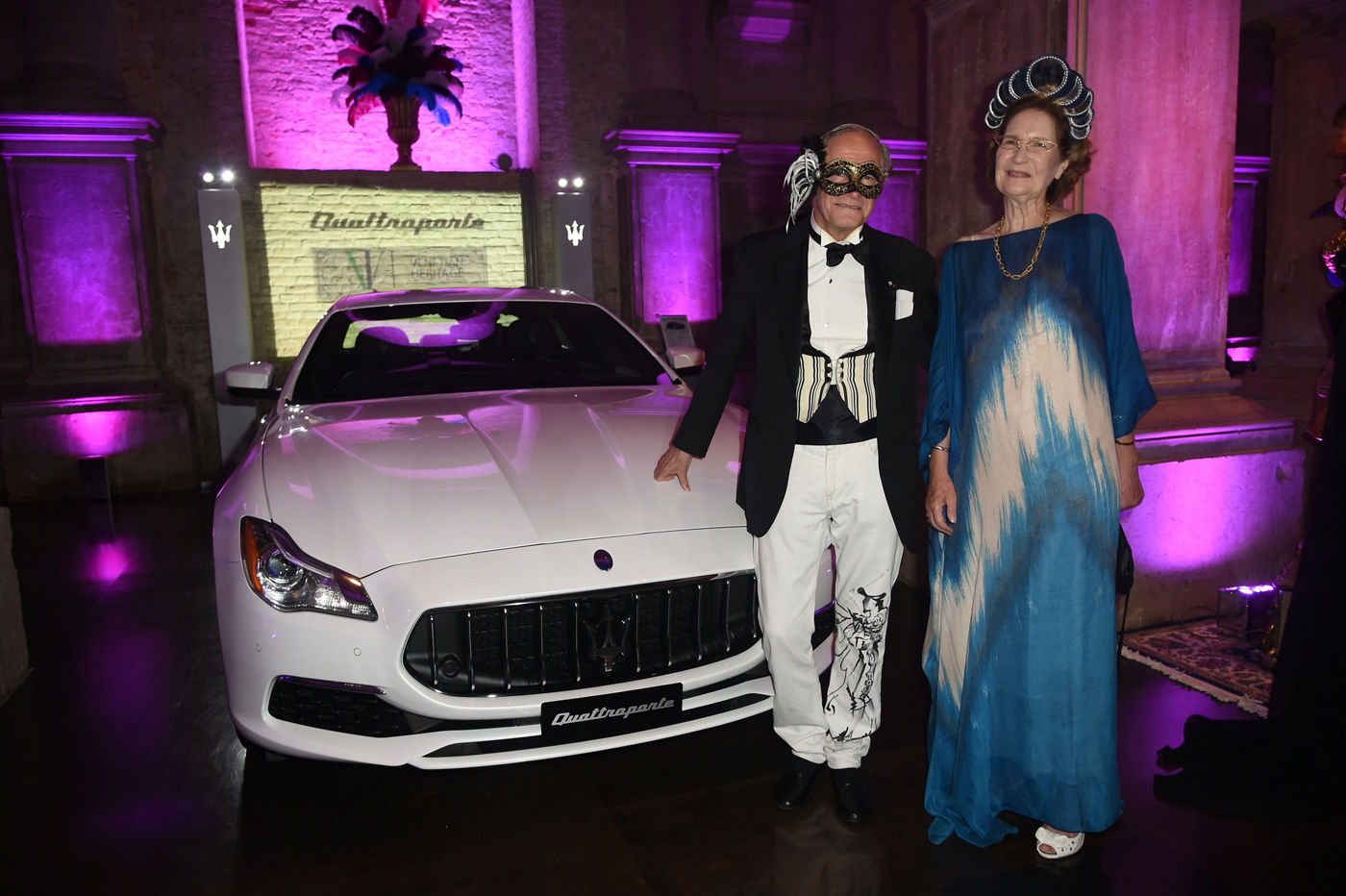 Christopher Forbes y duquesa de Segovia delante de Maserati Quattroporte GranLusso