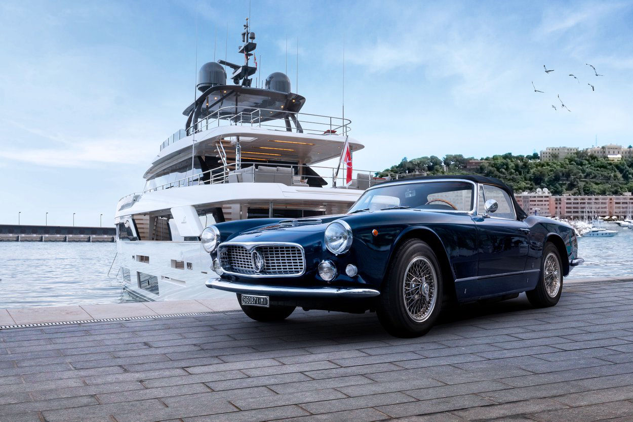 Modelo Maserati clásico cerca de un barco