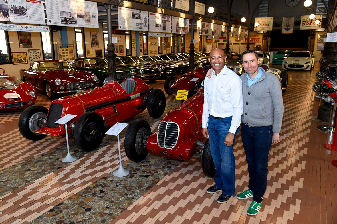 Mariano Rivera y Matteo Panini cerca de modelos Maserati