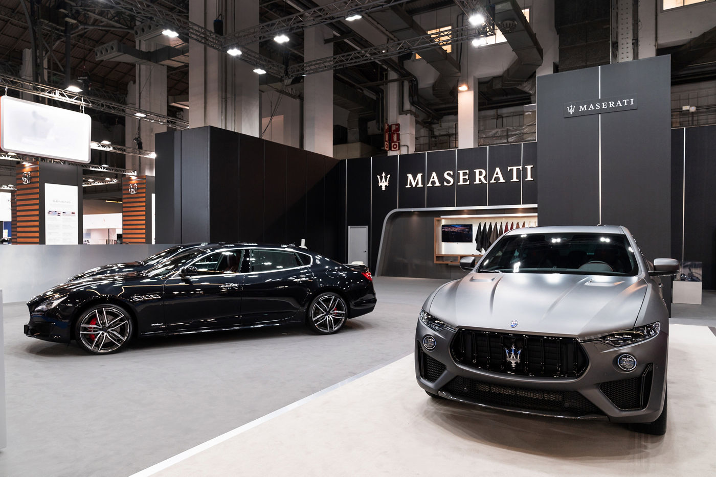 Modelos Maserati en salón de autómovil