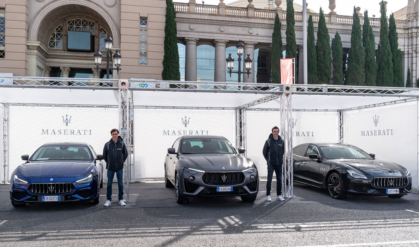 Tres modelos Maserati debajo de glorietas