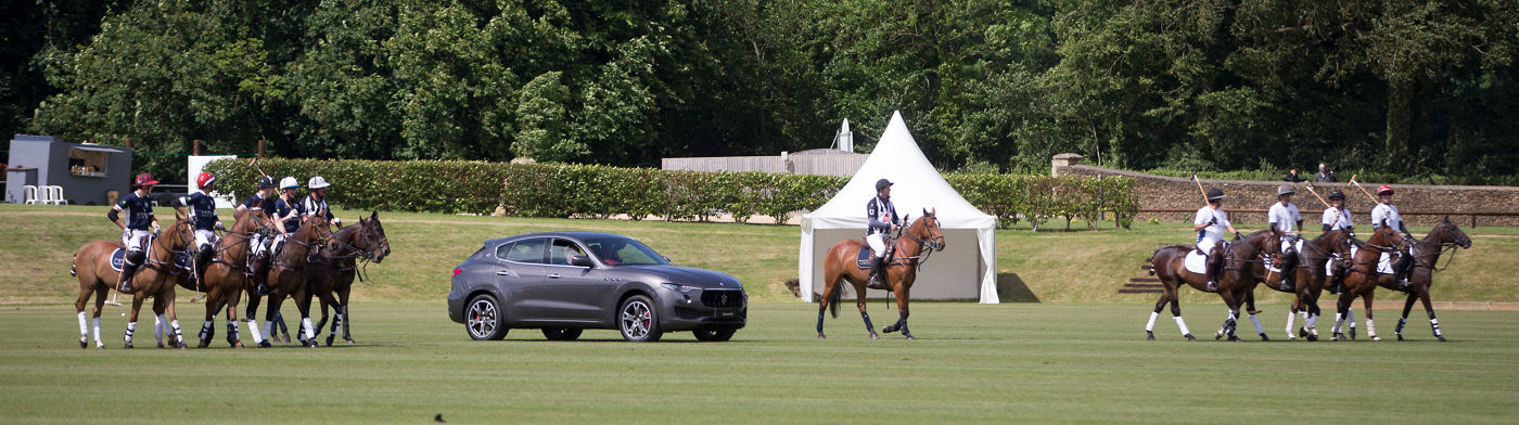 Maserati Levante en medio de un grupo de jugadores de polo