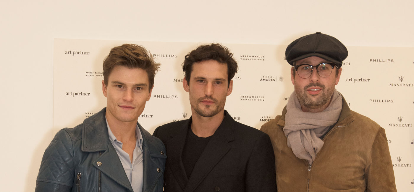 Oliver Cheshire, Sam Webb y otro huésped para la exposición de Mert&Marcus en colaboración con Maserati