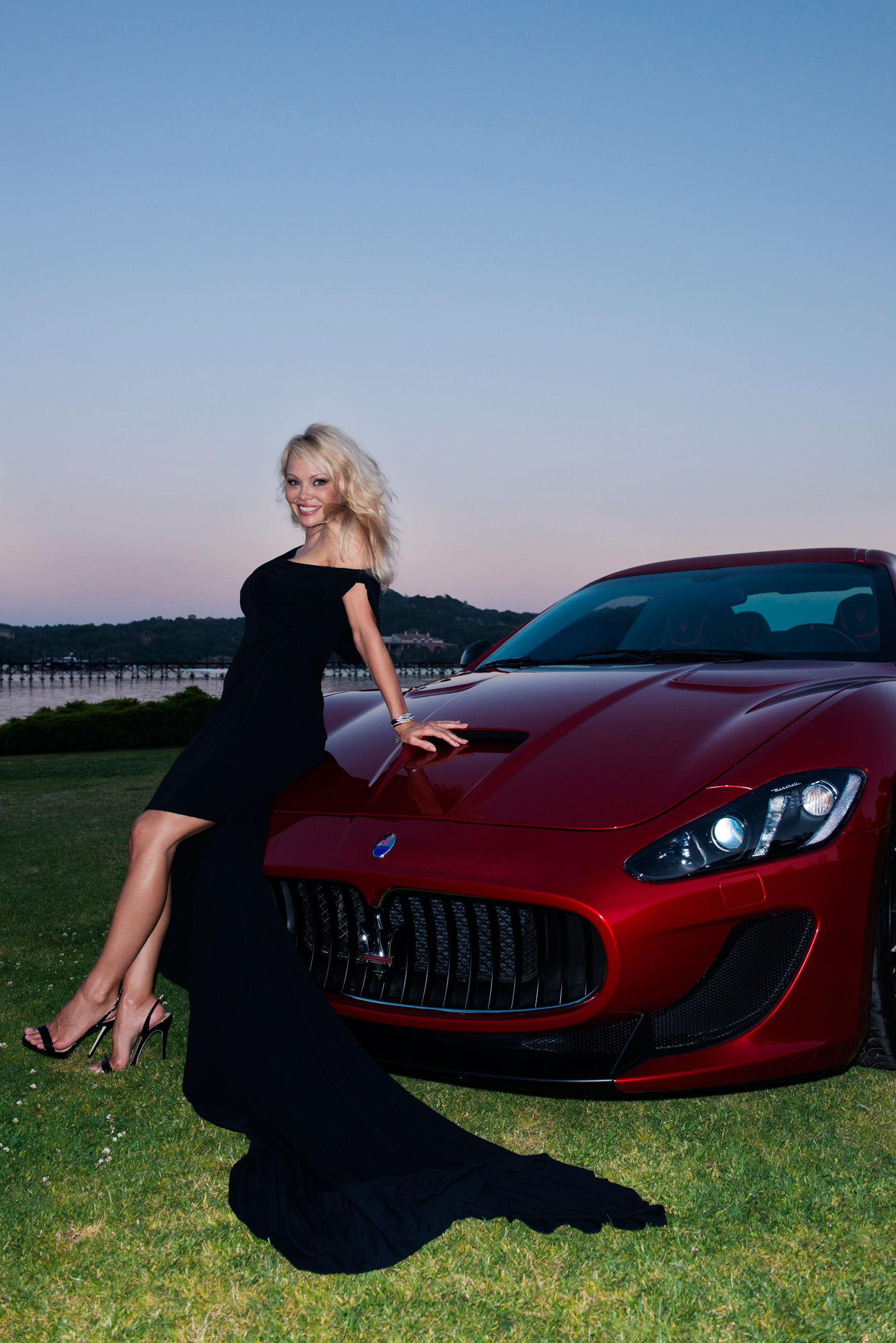 Actriz Palema Anderson sentada sobre Maserati GranTurismo