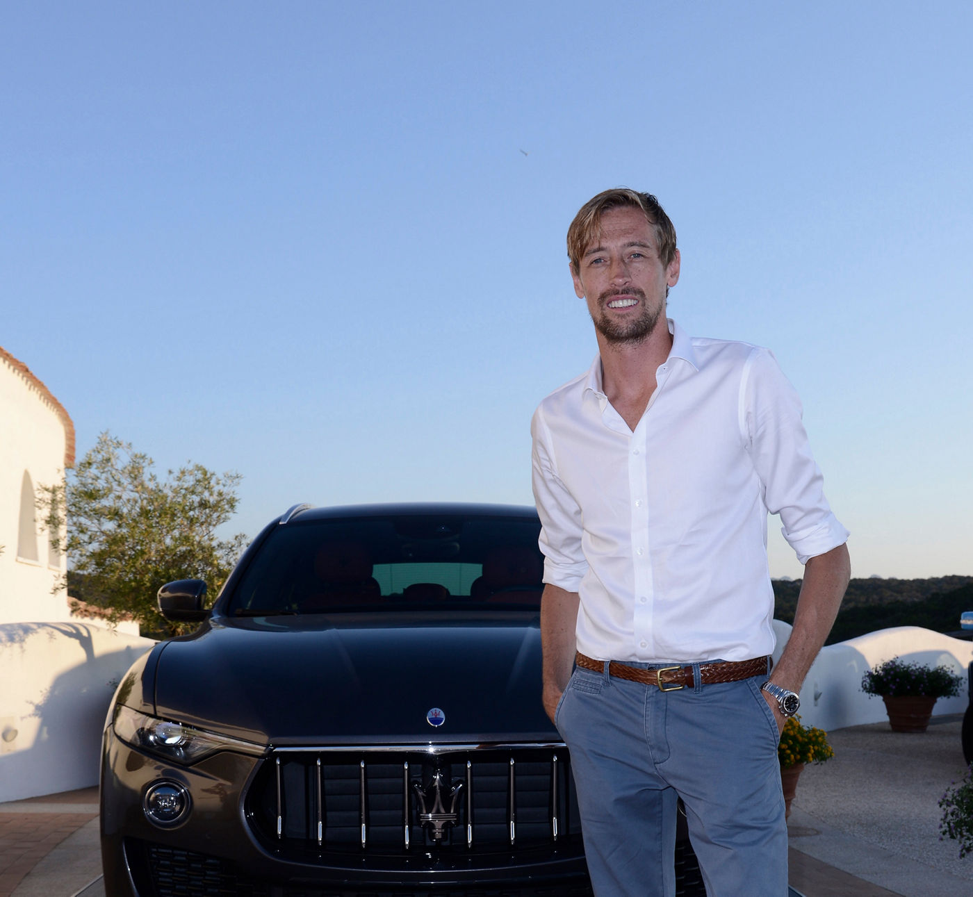 Peter Crouch delante de Maserati Levante