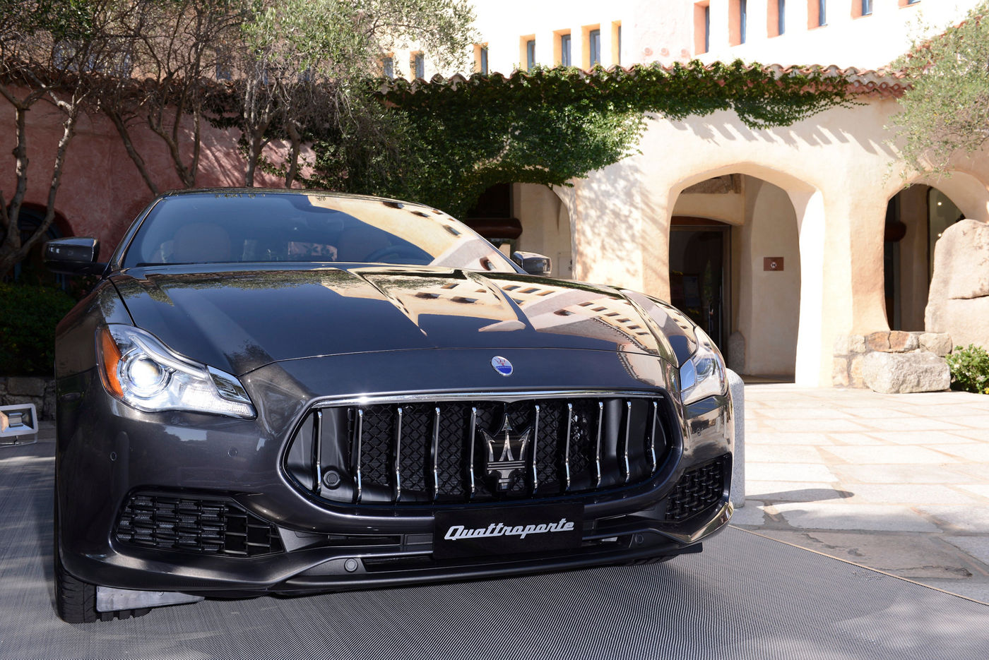 Maserati Quattroporte cerca del hotel Cala di Volpe