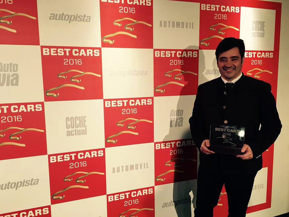 Enrique Lorenzana con el premio Best Cars 2016