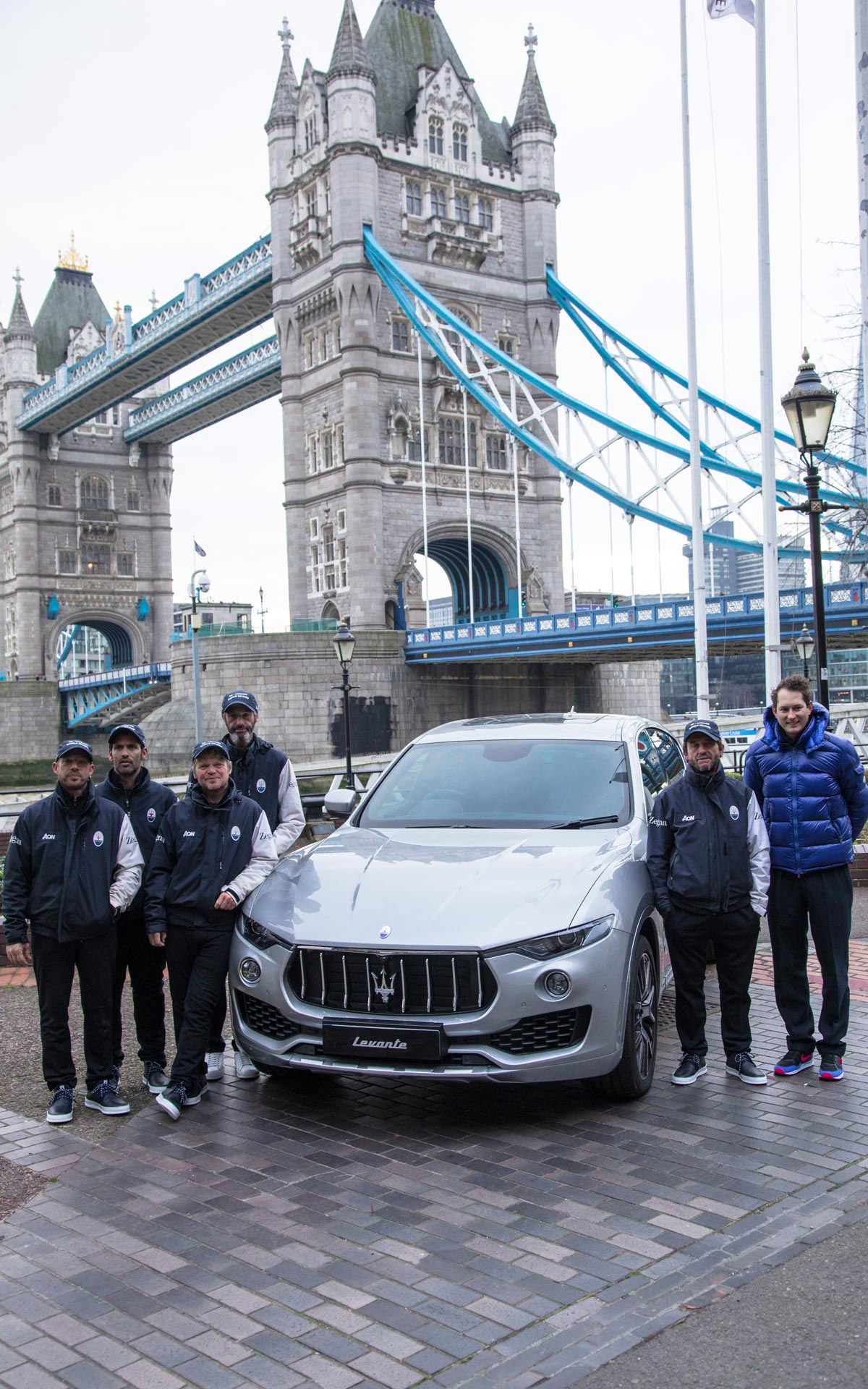 Maserati Levante en medio de la tripulación del Maserati Multi70 detrás de la Torre de Londres