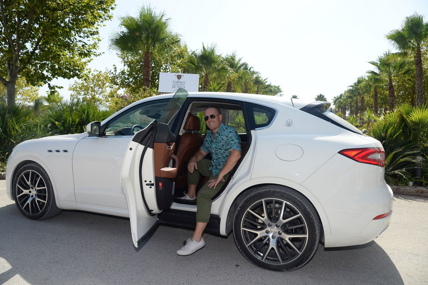 Scott Schuman que sale del Maserati Levante