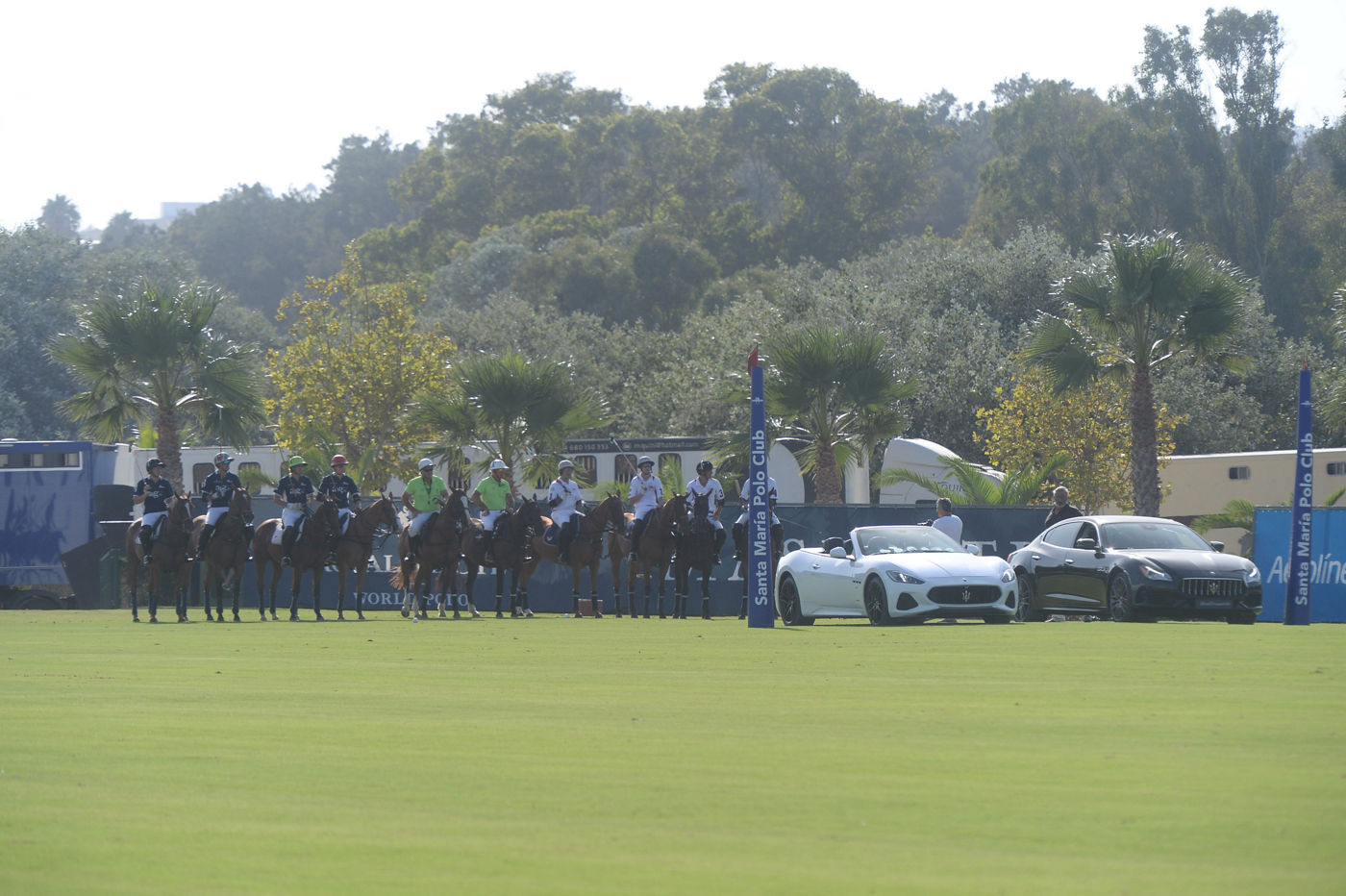 Jugadores de polo dentro del campo patrocinado por Maserati