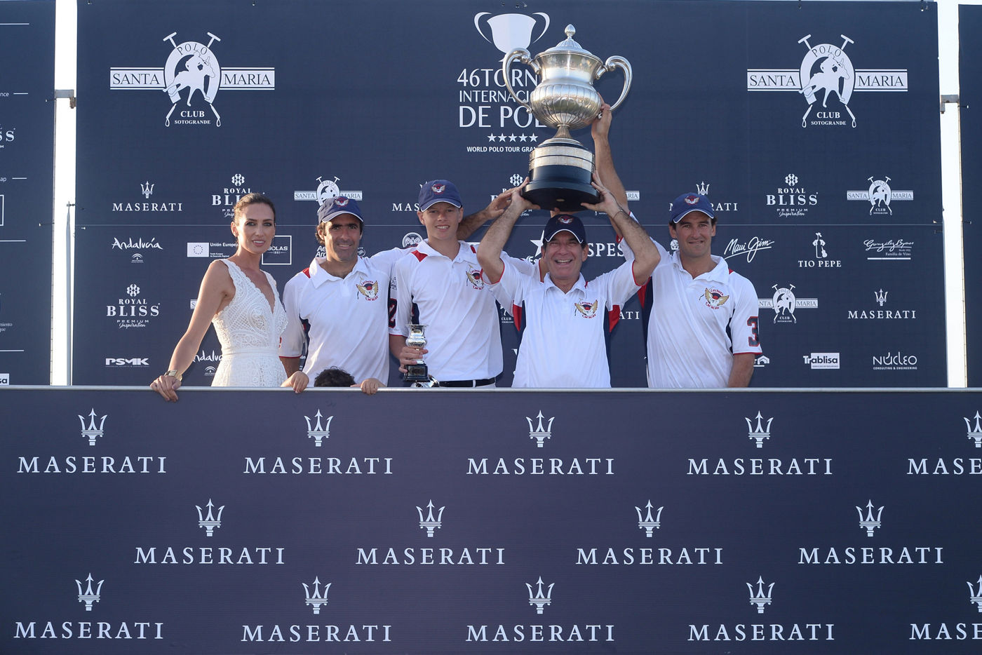 Nieves Álvarez y el equipo Maserati Polo con copa
