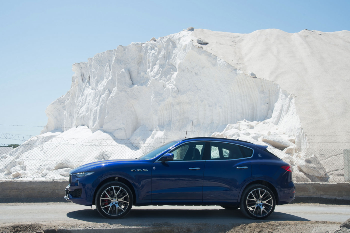Maserati Levante delante una roca blanca