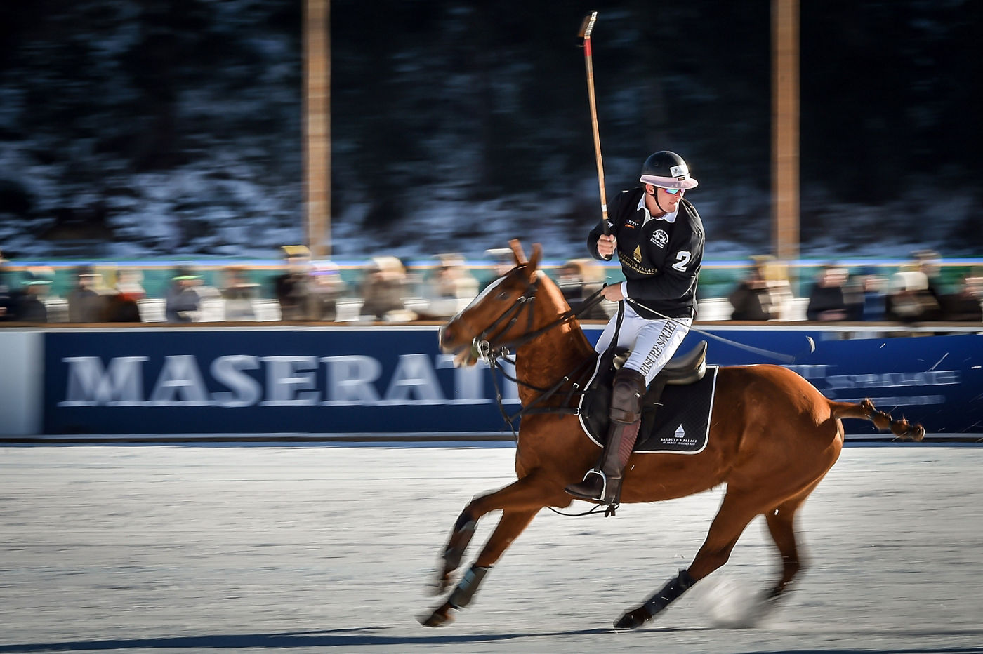 Jugador de polo durante Snow Polo World Cup en St Moritz patrocinado por Maserati