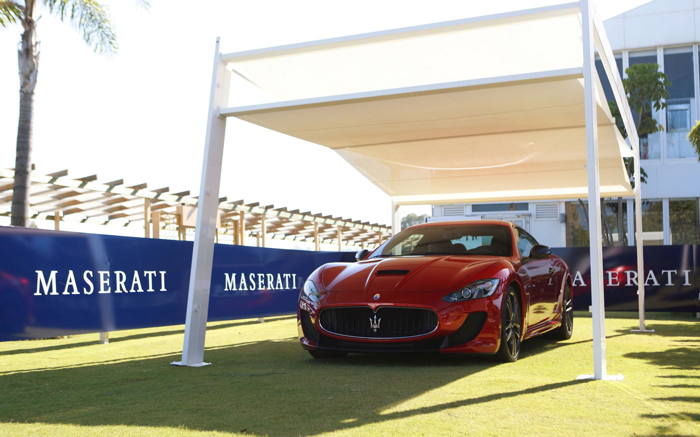 Maserati GranTurismo debajo de una glorieta en Sotogrande