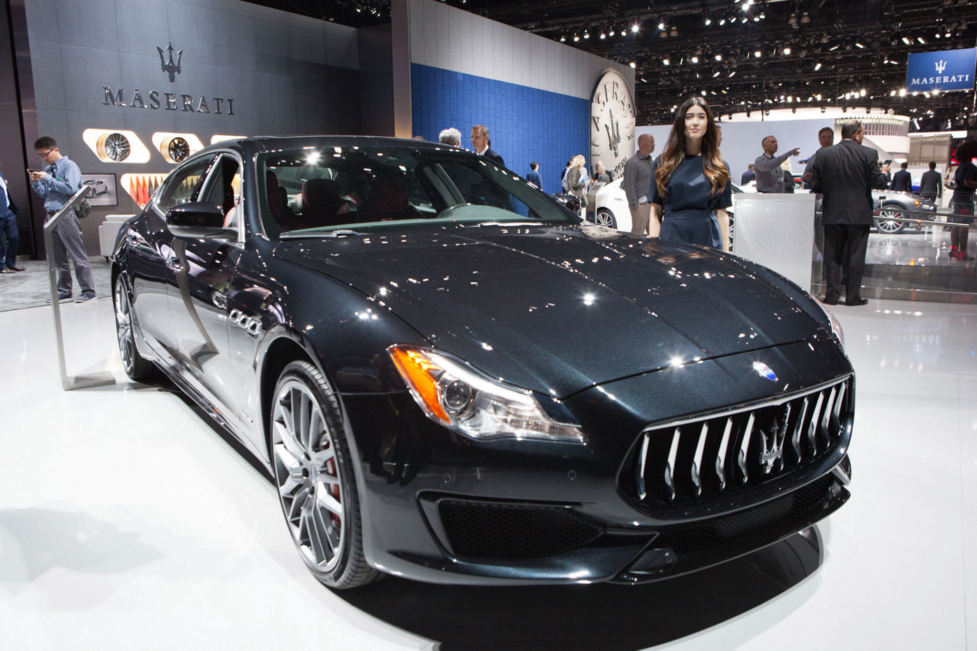 Modelo Maserati en el salón de autómovil