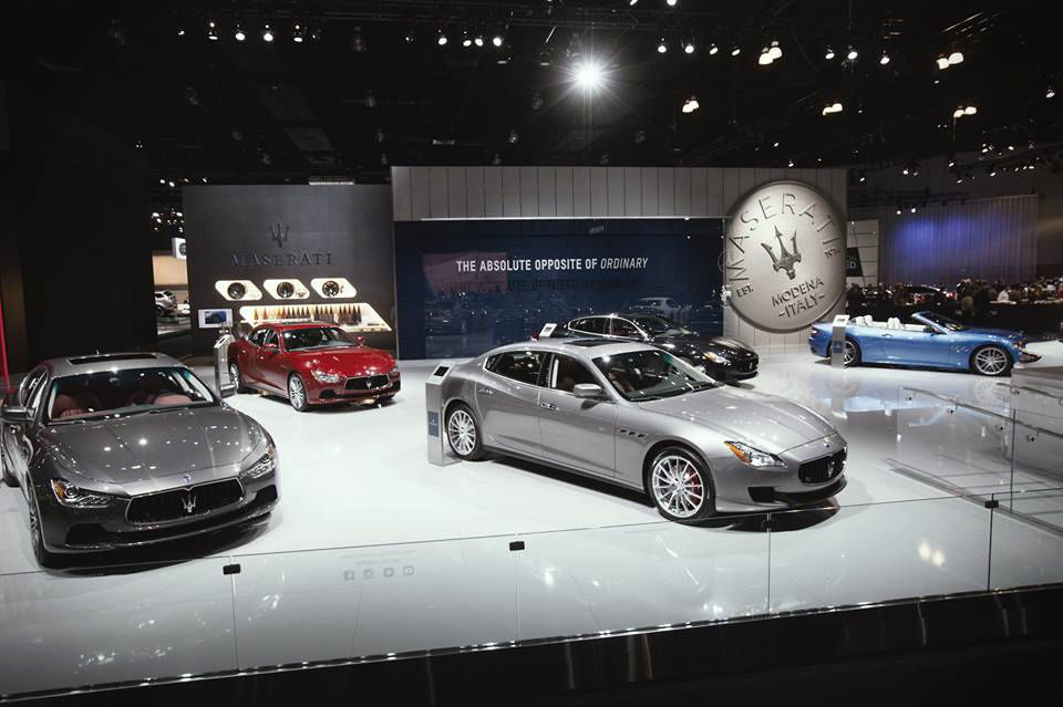 Modelos Maserati en salón de autómovil