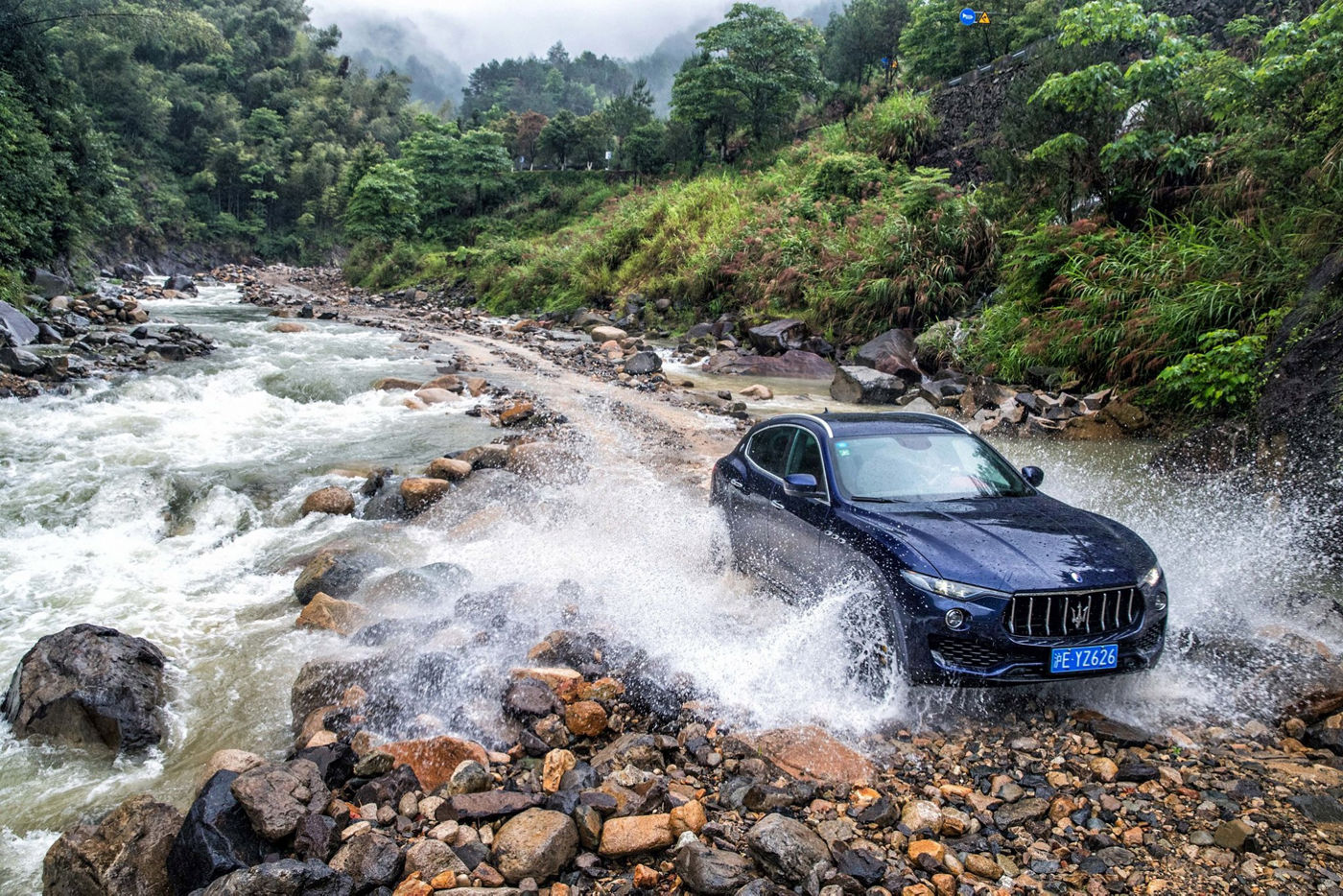 Maserati Levante en un torrente