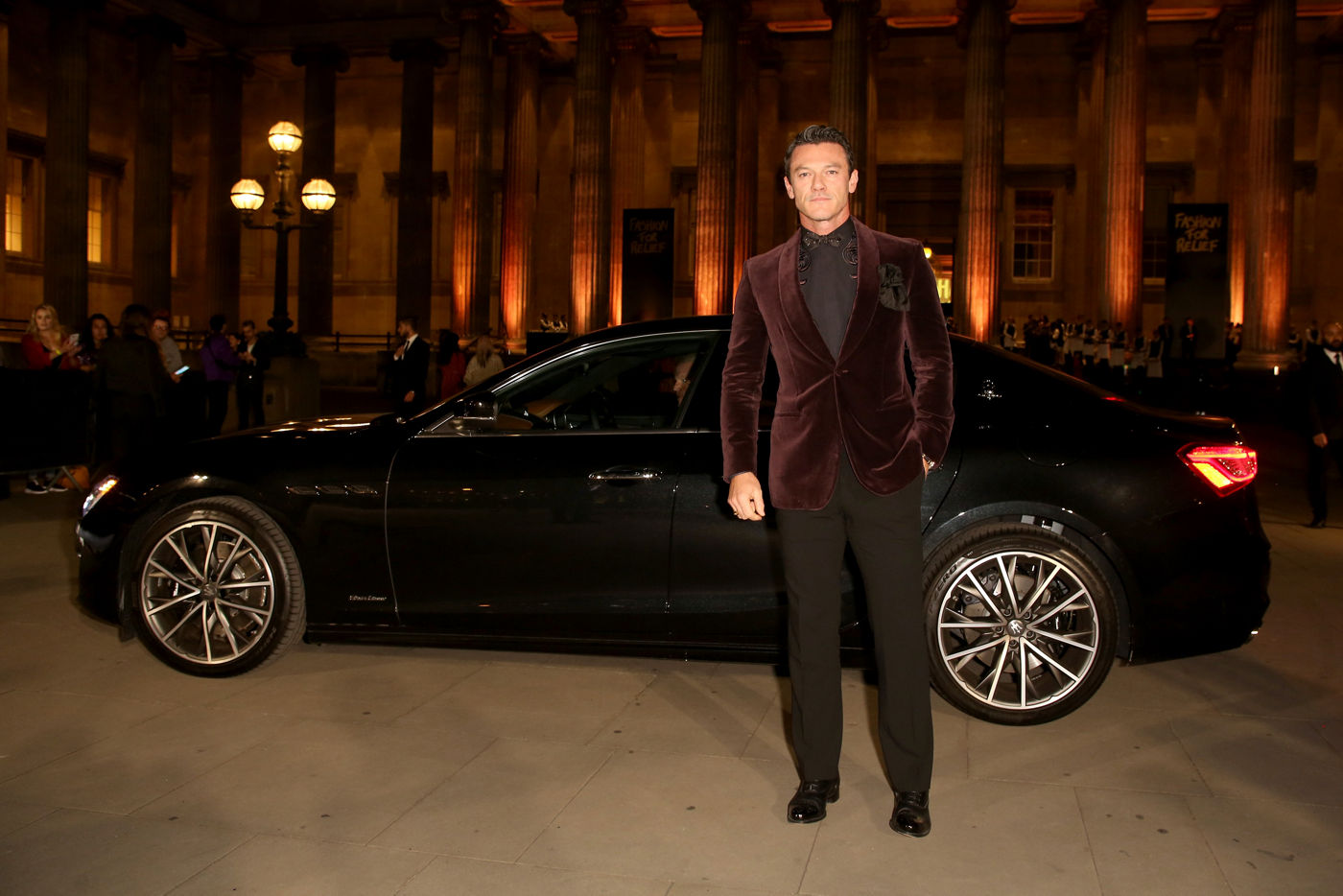 Luke Evans durante la Fashion For Relief delante de un Maserati