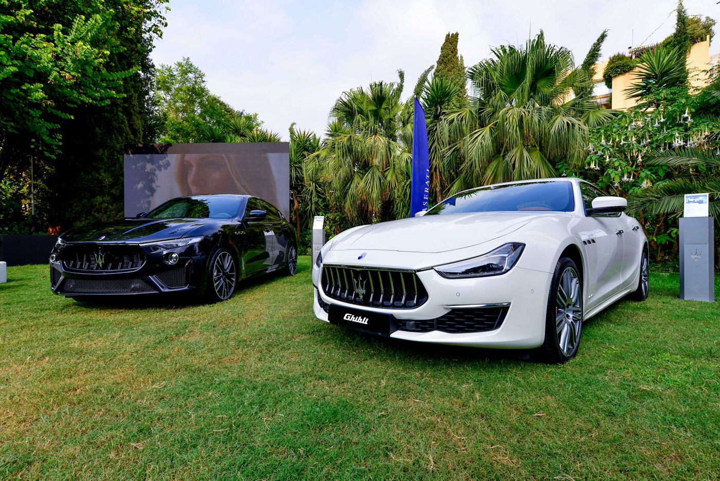 Maserati Ghibli y otro modelo Maserati en un césped en la villa Cochrane