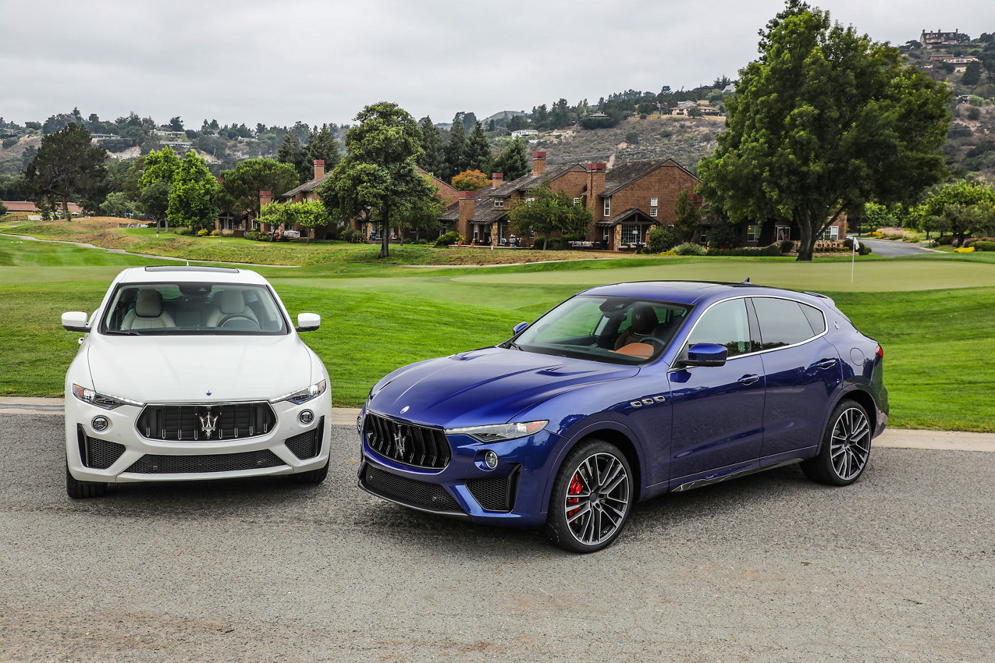 Maserati Levante GTS y Trofeo en un campo de golf en Monterey