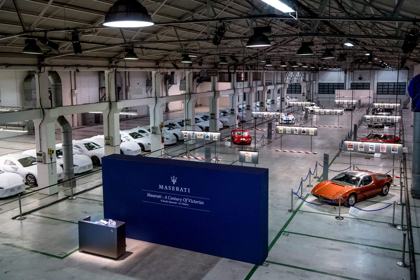 interior de la sede Maserati en Módena con exposición de diferentes modelos