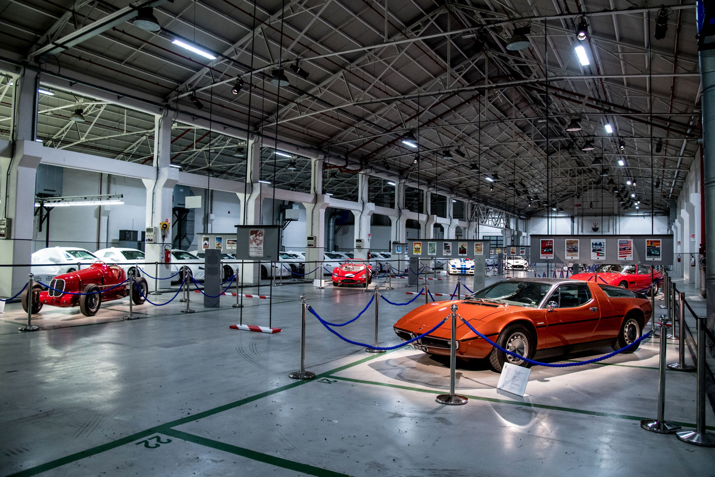 interior de la sede Maserati en Módena con exposición de diferentes modelos