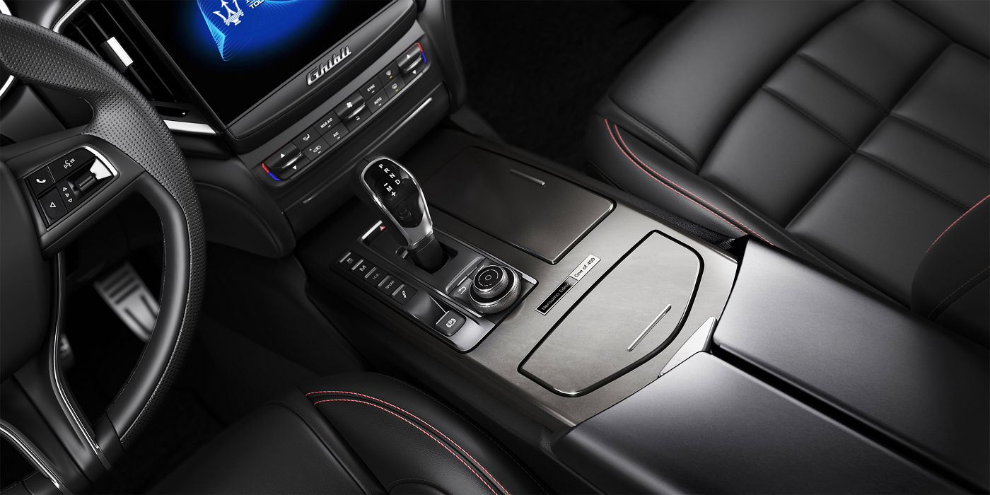 Maserati-at-NYIAS-2017---Ghibli-Nerissimo-edition---interior-detail