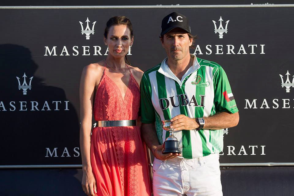 Nieves Álvarez y jugador de polo con Copa de Bronce con fondo logos de Maserati