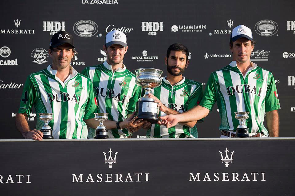 Jugadores de polo con la Copa de Bronce Maserati