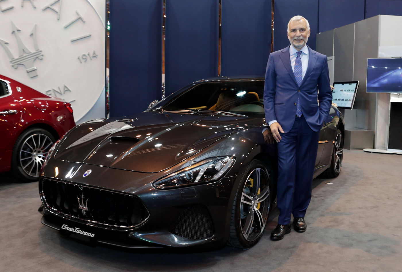 Hombre con Maserati GranTurismo