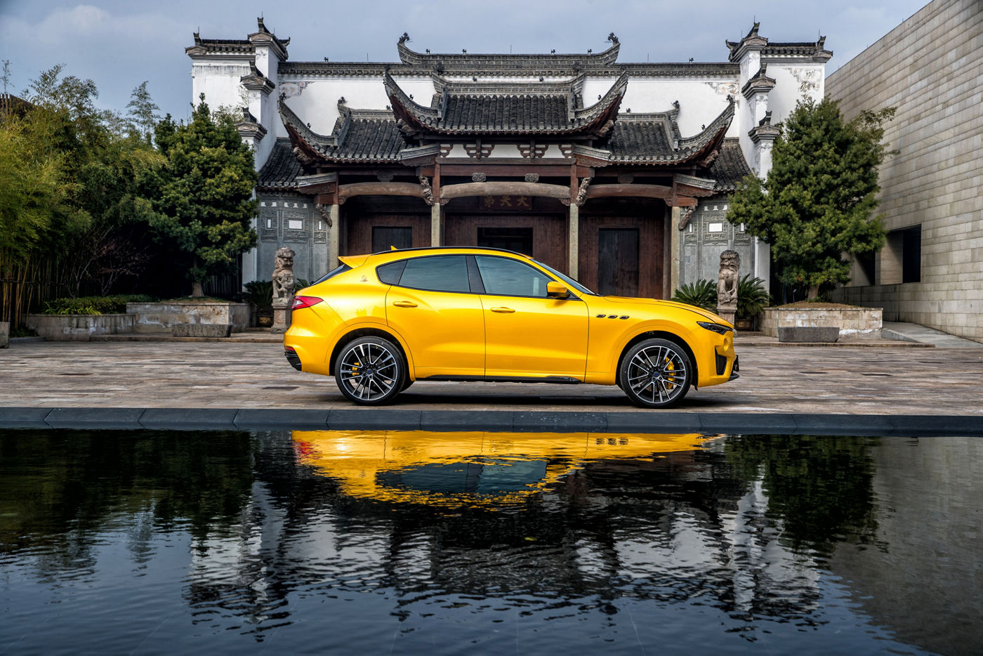 Maserati Levante Trofeo amarillo delande de un templo en Shanghái
