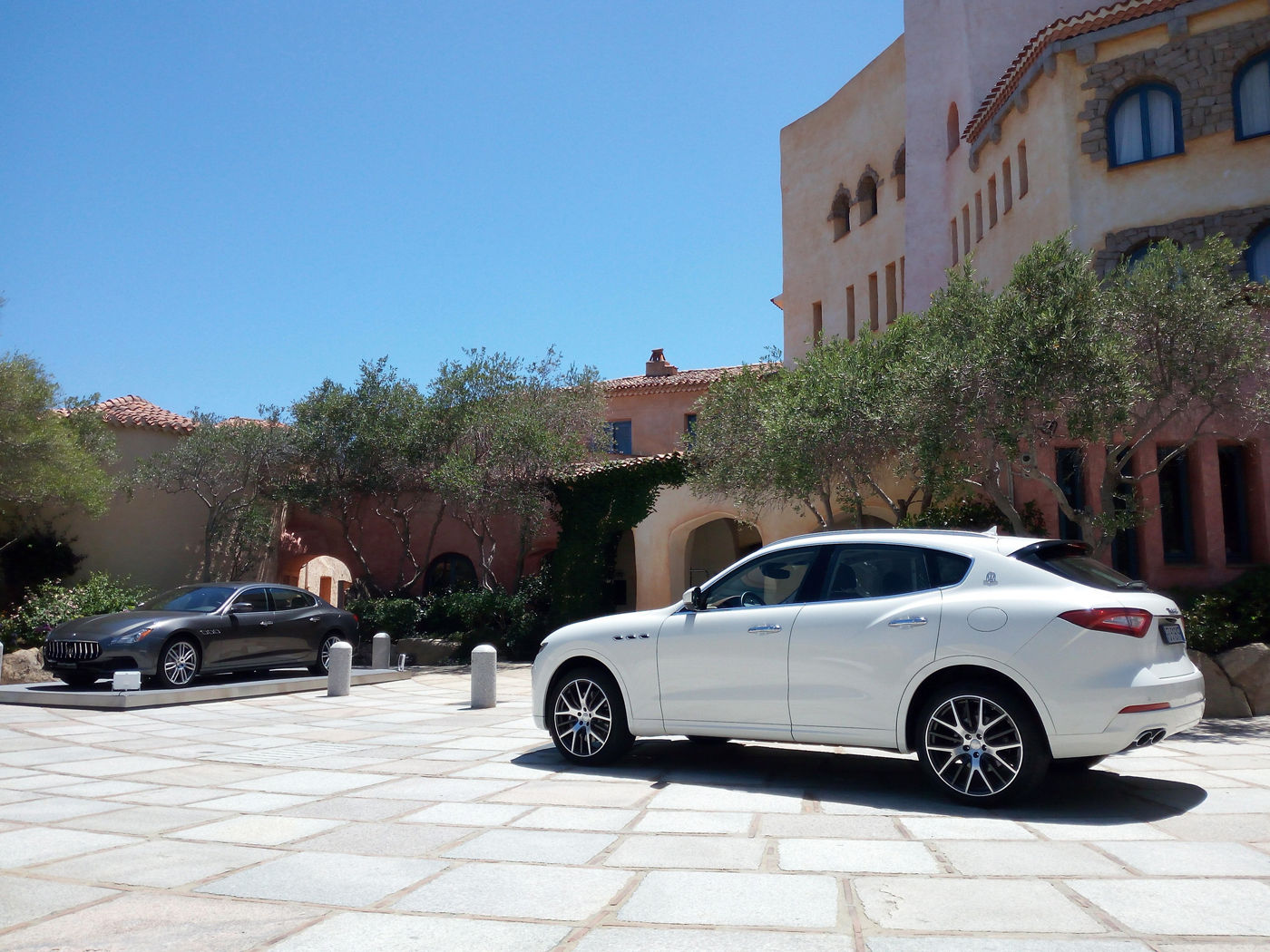 Maserati Quattroporte y Maserati Levante cerca del Hotel Cala di Volpe