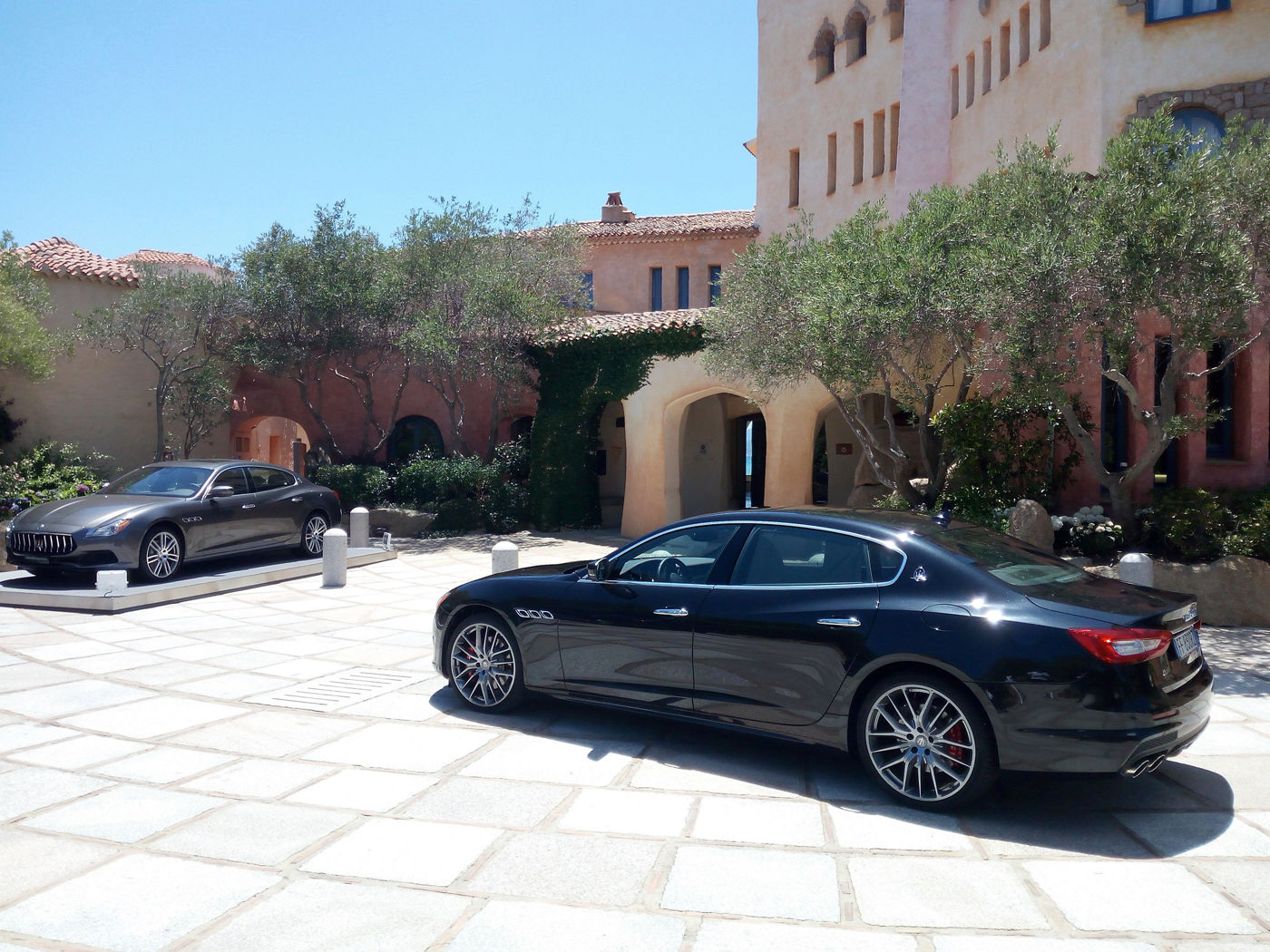 Maserati Quattroporte cerca del Hotel Cala di Volpe