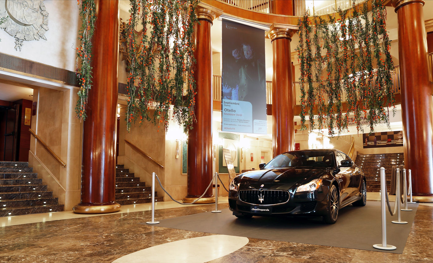 Maserati Quattroporte dentro del Teatro Real de Madrid