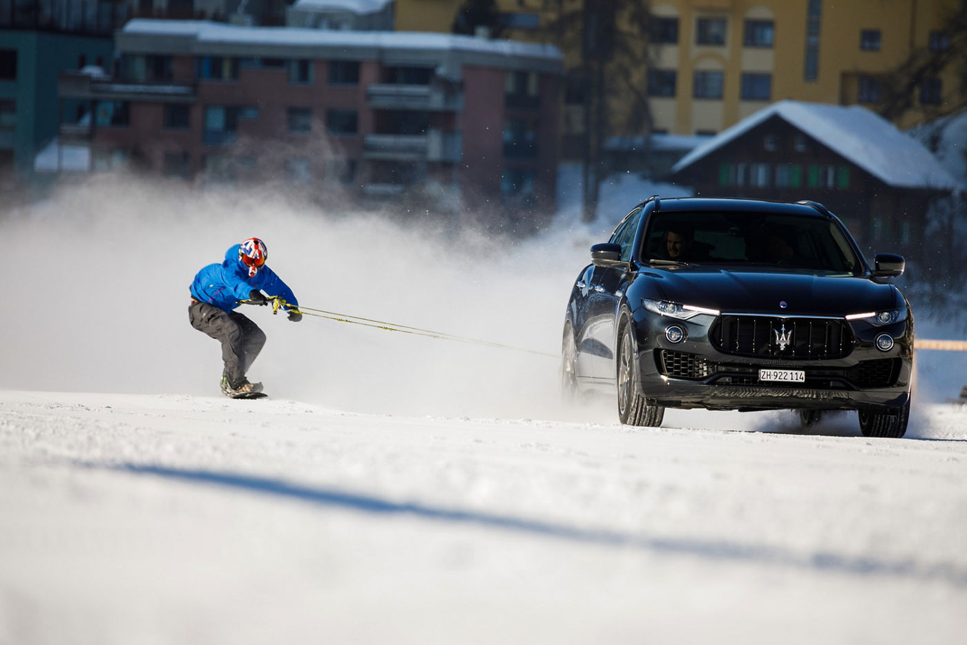 Jamie Barrow tirado por Maserati Levante en la nieve