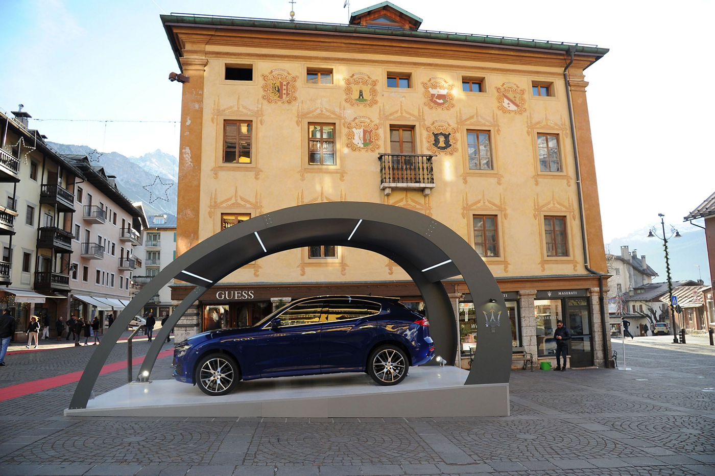 Maserati Levante delante de un edificio en Cortina d'Ampezzo